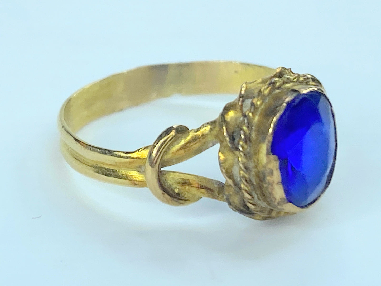 Blue Cabochon Oval Shape stone in 22 Karat Yellow Gold Ring 2.6g JR8912