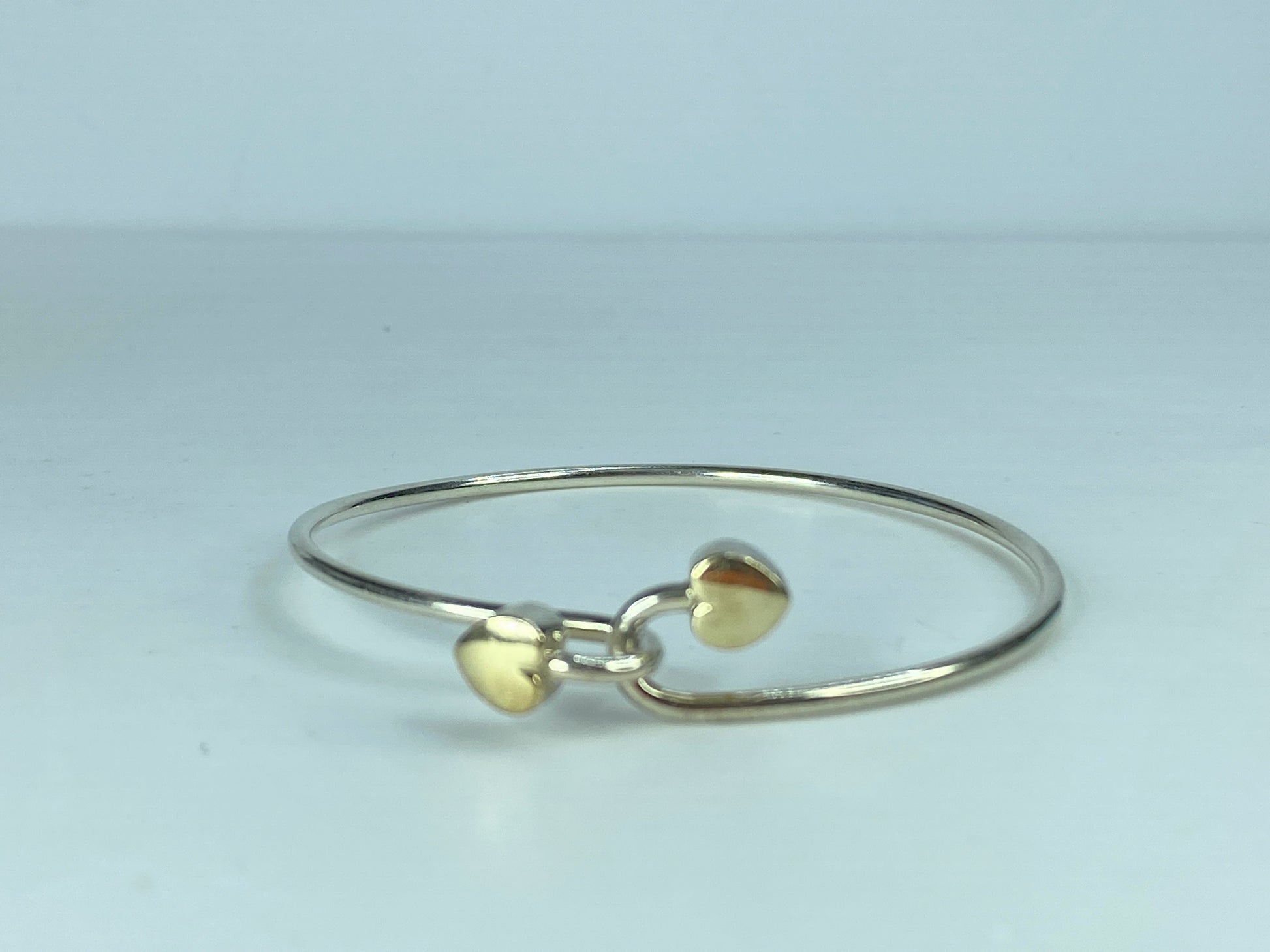 Tiffany 18k Gold and Sterling Silver Hearts Bangle Bracelet 6.5" 8.8g JR628
