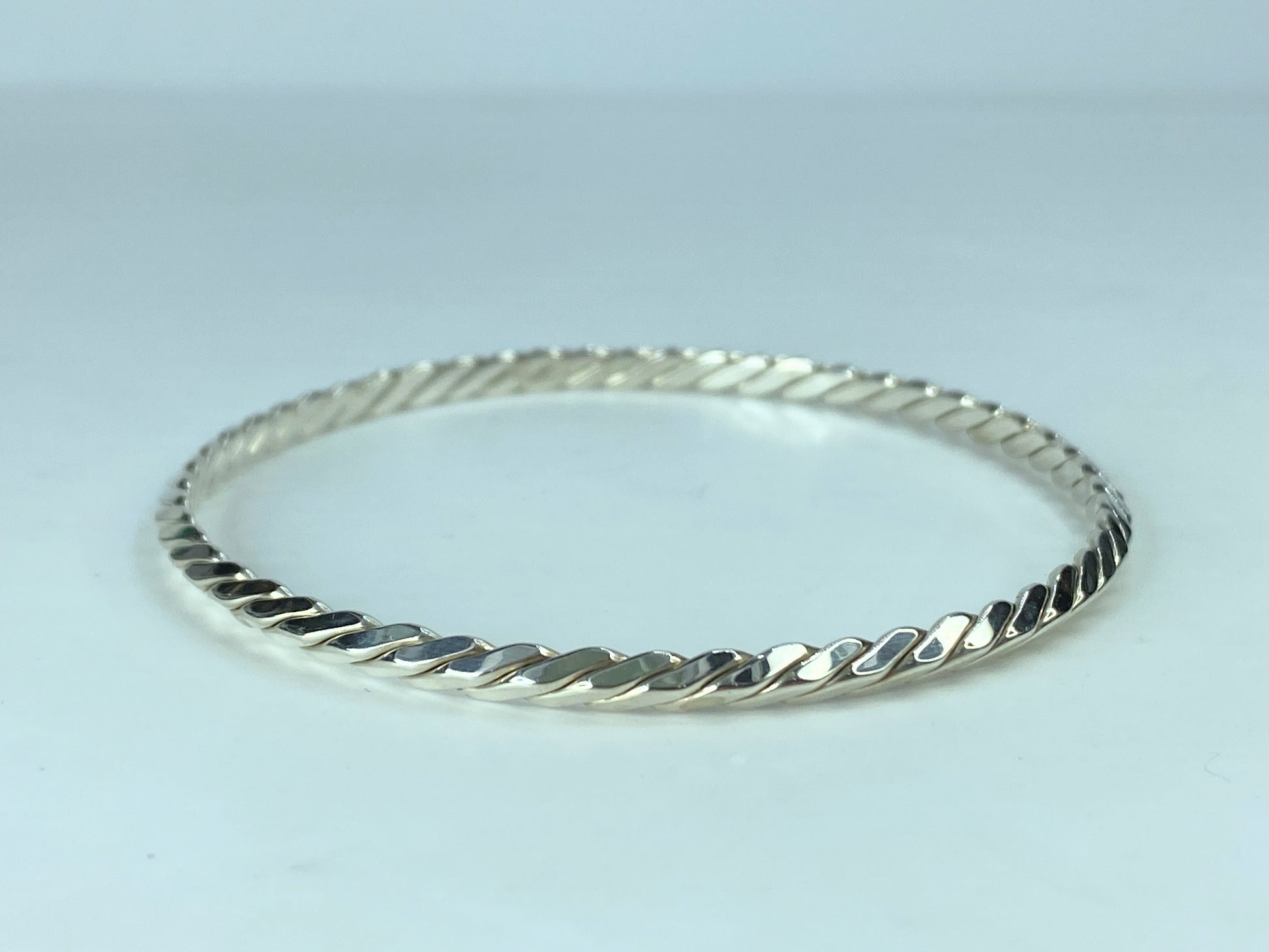 Tiffany & Co. sterling silver 4mm Twisted Knife Edge Bangle Bracelet 8" JR629