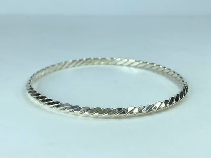 Tiffany & Co. sterling silver 4mm Twisted Knife Edge Bangle Bracelet 8" JR629