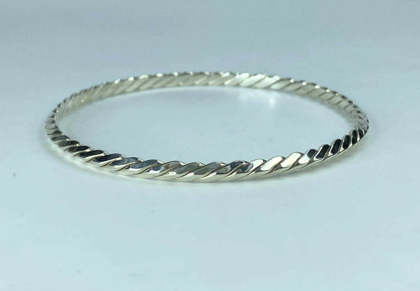 Tiffany & Co. sterling silver 4mm Twisted Knife Edge Bangle Bracelet 8" JR629