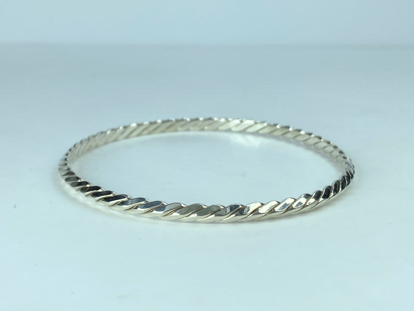 Tiffany & Co. sterling silver 4mm Twisted Knife Edge Bangle Bracelet 8" JR629