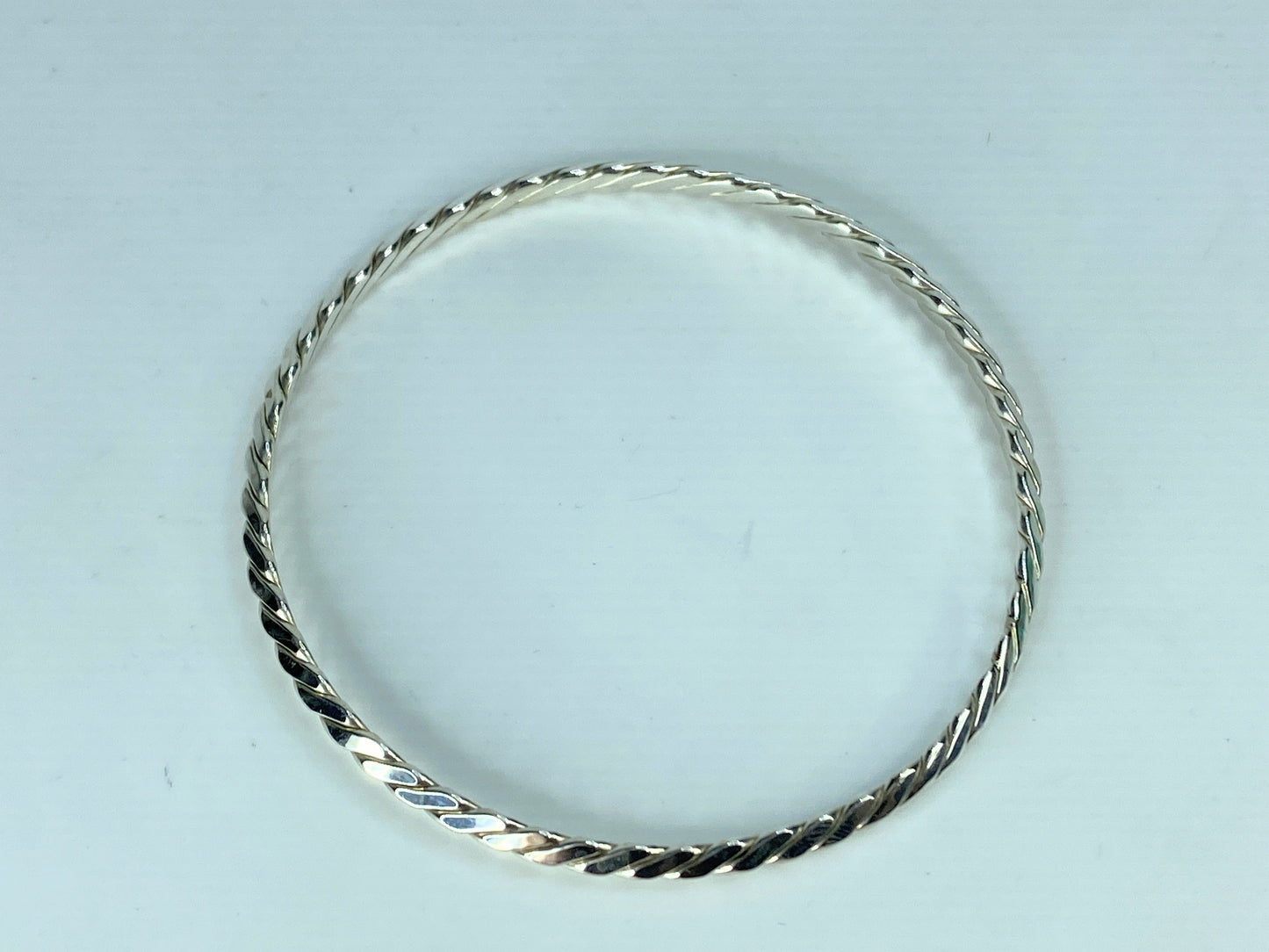 Tiffany & Co. sterling silver 4mm Twisted Knife Edge Bangle Bracelet 8" JR629