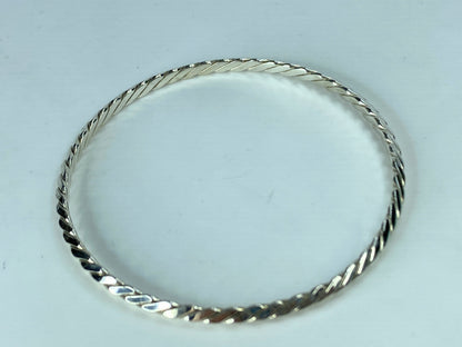 Tiffany & Co. sterling silver 4mm Twisted Knife Edge Bangle Bracelet 8" JR629