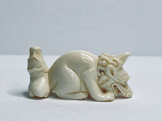 Vintage Miniature Guardian Motif Netsuke, Hand Carved & Signed, 1950–60s A671