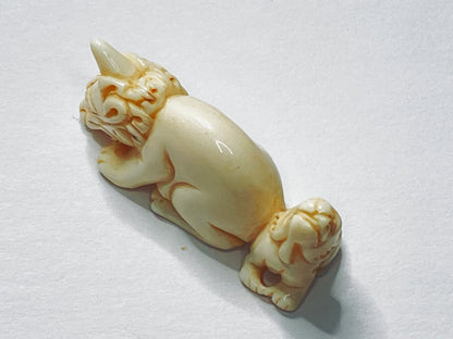 Vintage Miniature Guardian Motif Netsuke, Hand Carved & Signed, 1950–60s A671