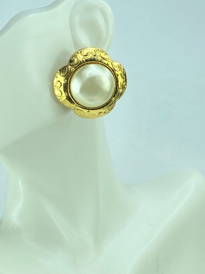 Vintage CHANEL golden flower frame and pearl earrings with CC mark in box GS472