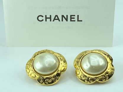 Vintage CHANEL golden flower frame and pearl earrings with CC mark in box GS472