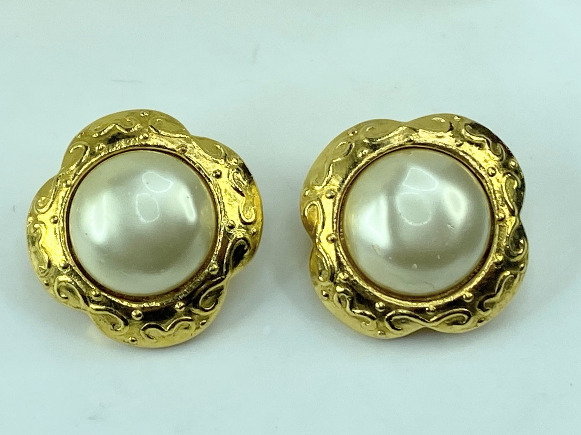 Vintage CHANEL golden flower frame and pearl earrings with CC mark in box GS472