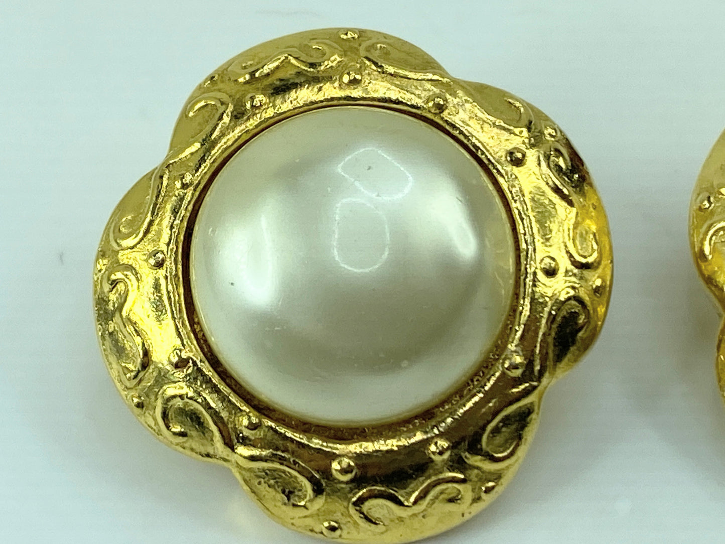 Vintage CHANEL golden flower frame and pearl earrings with CC mark in box GS472