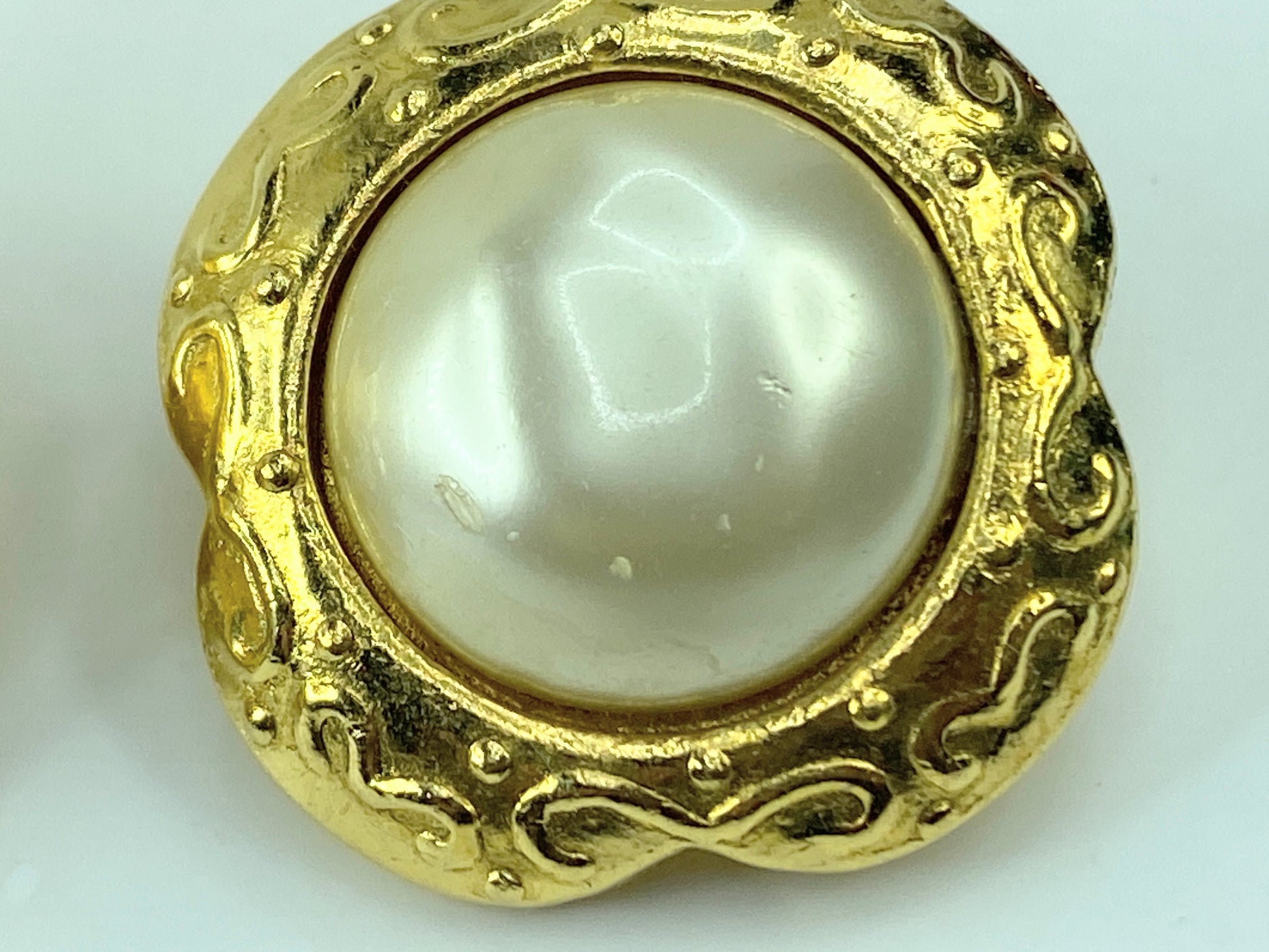 Vintage CHANEL golden flower frame and pearl earrings with CC mark in box GS472