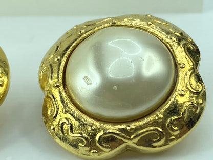 Vintage CHANEL golden flower frame and pearl earrings with CC mark in box GS472