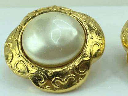 Vintage CHANEL golden flower frame and pearl earrings with CC mark in box GS472