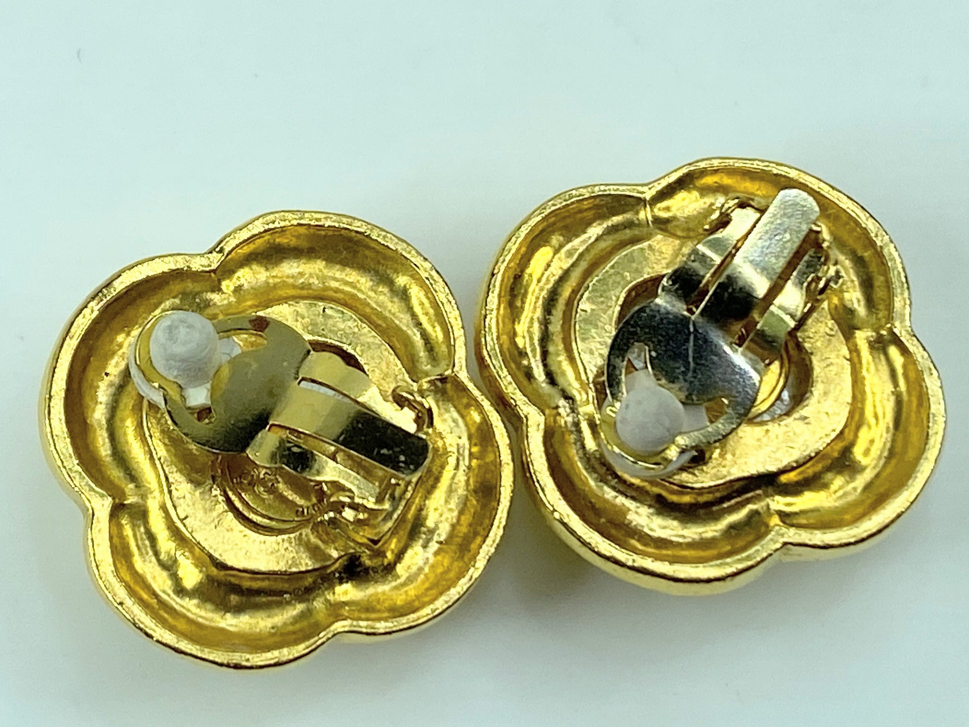 Vintage CHANEL golden flower frame and pearl earrings with CC mark in box GS472