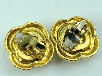 Vintage CHANEL golden flower frame and pearl earrings with CC mark in box GS472