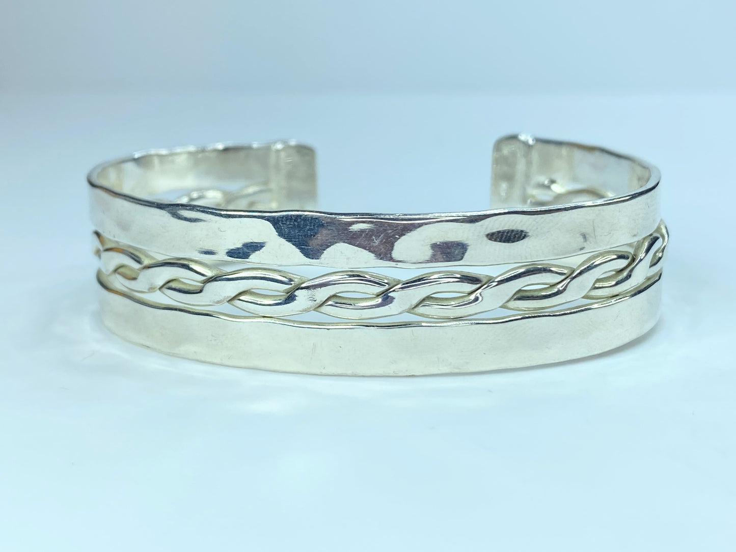 Hand hammered sterling 925 Round and Ribbon twist center cuff JR8973