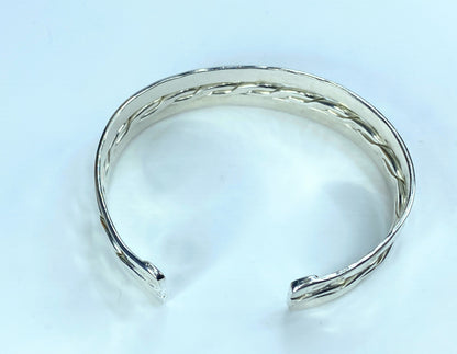 Hand hammered sterling 925 Round and Ribbon twist center cuff JR8973