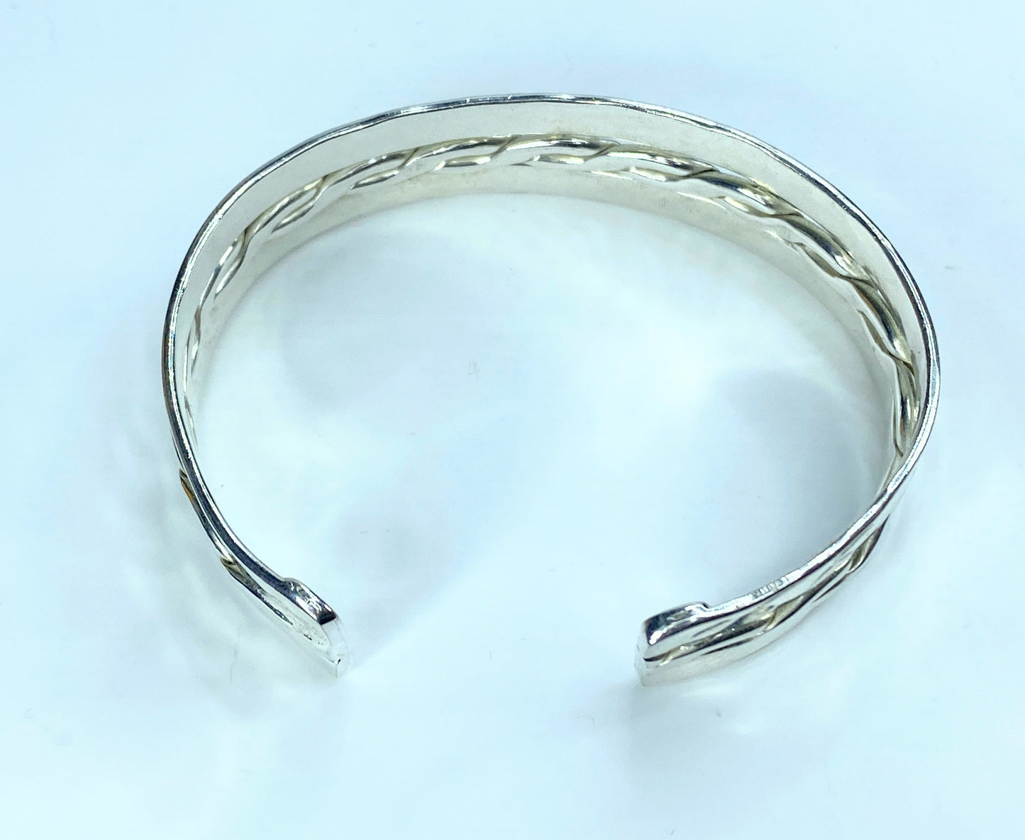 Hand hammered sterling 925 Round and Ribbon twist center cuff JR8973