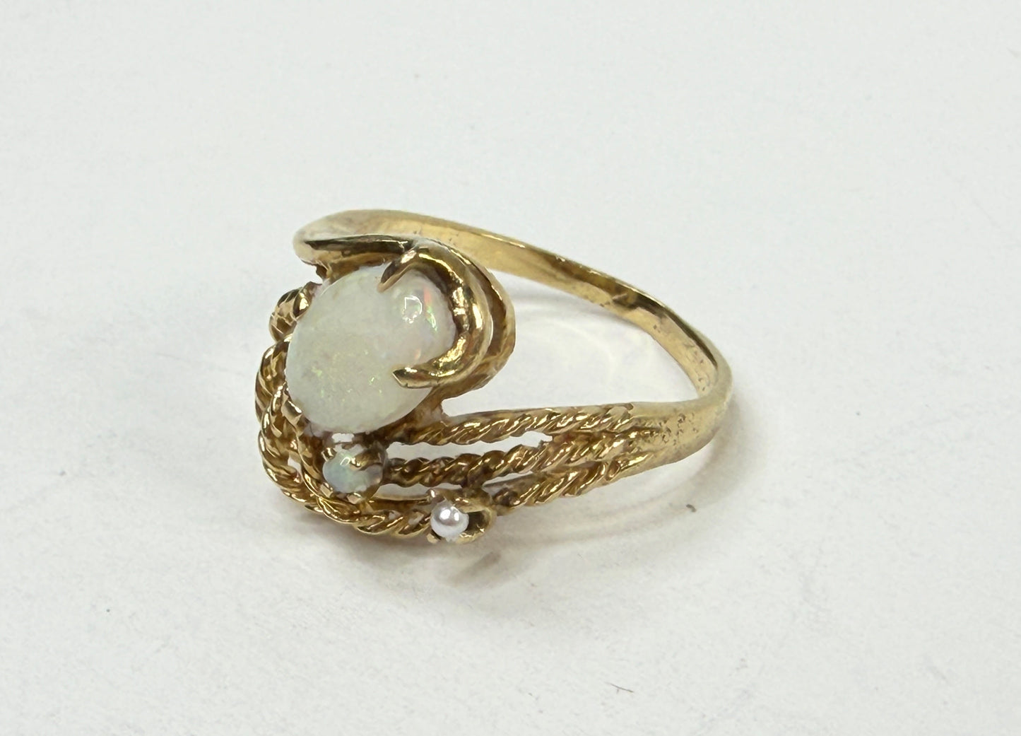 Vintage 14K yellow Gold Oval cut Opal & Pearl Ring Rope Design Size 6.5 JR1213