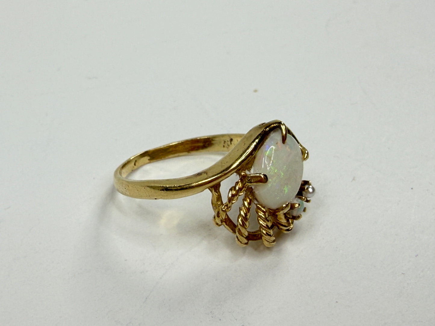 Vintage 14K yellow Gold Oval cut Opal & Pearl Ring Rope Design Size 6.5 JR1213