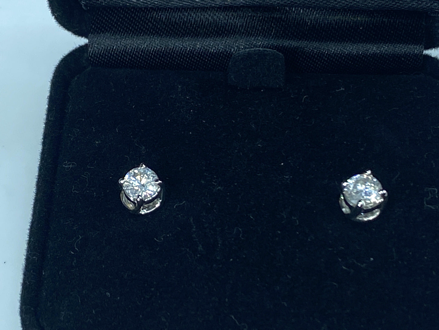 Sparkling Diamond stud earrings 14ktw 1.00cttw H/SI3 JR8982