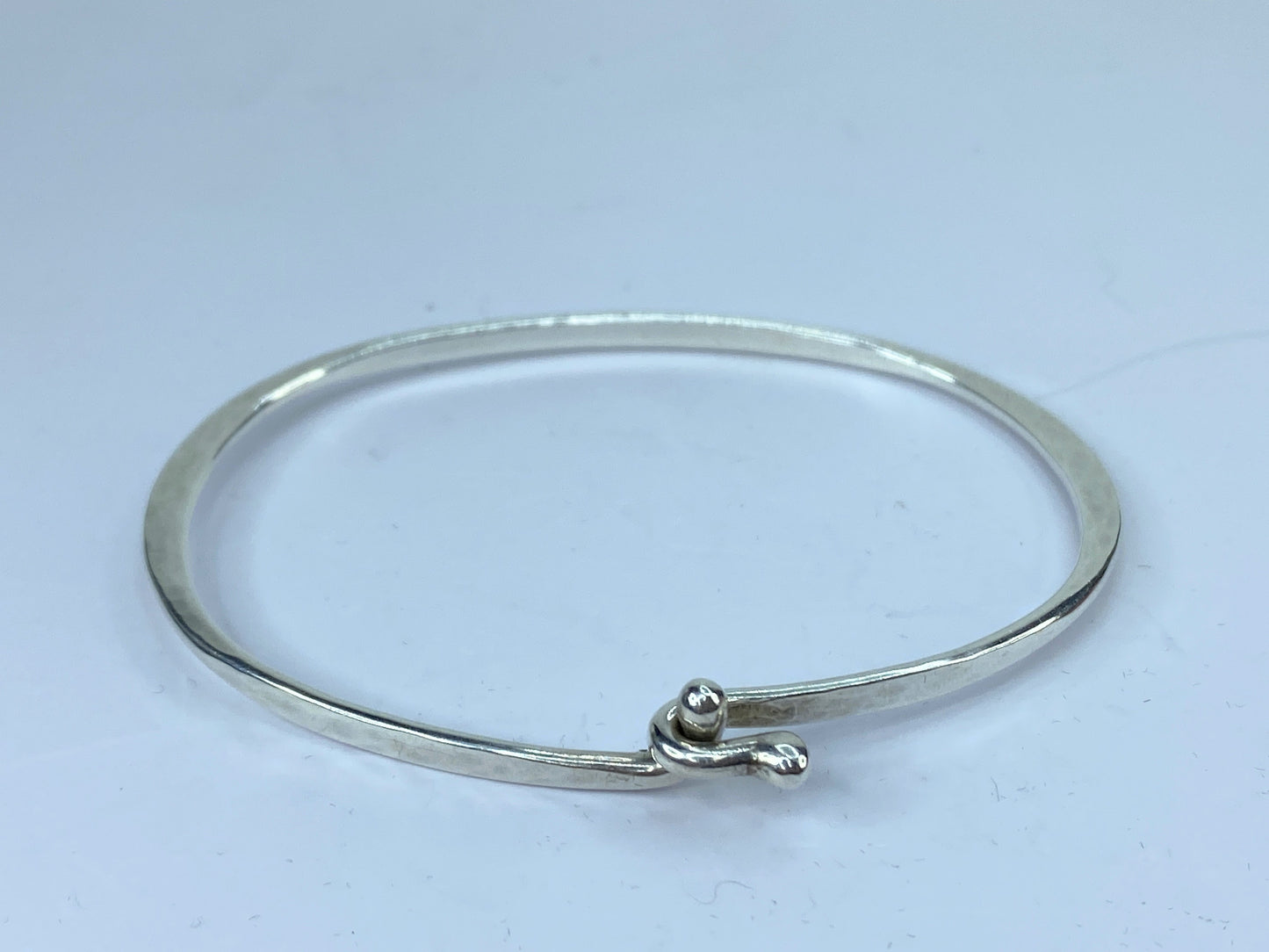 James Avery Sterling Silver hammered eye-hook ornate bangle 8.6g 7" JR660