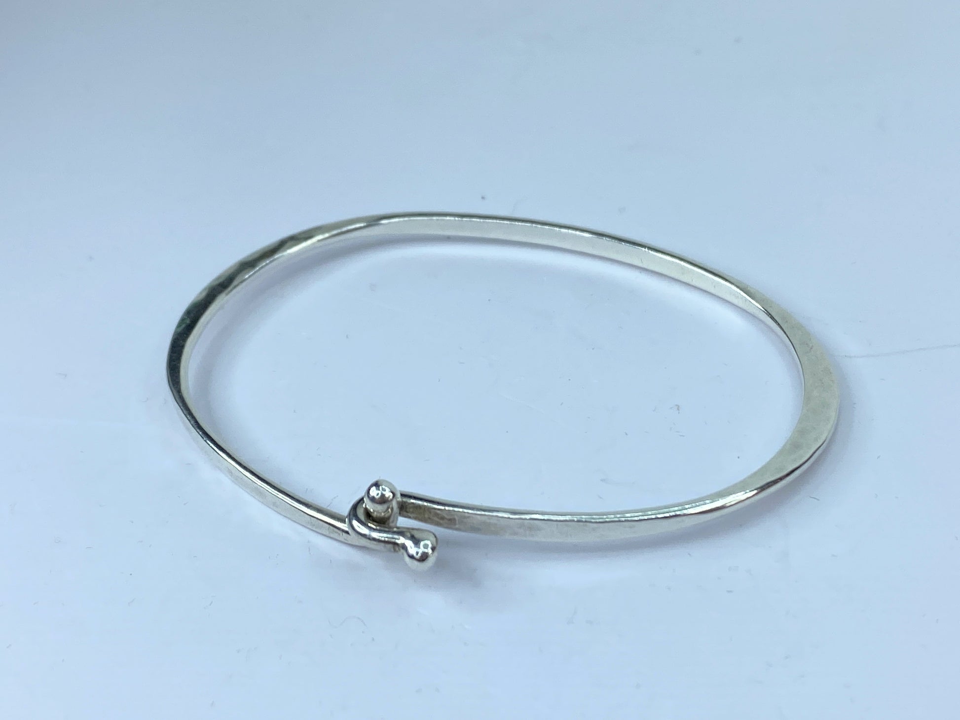 James Avery Sterling Silver hammered eye-hook ornate bangle 8.6g 7" JR660