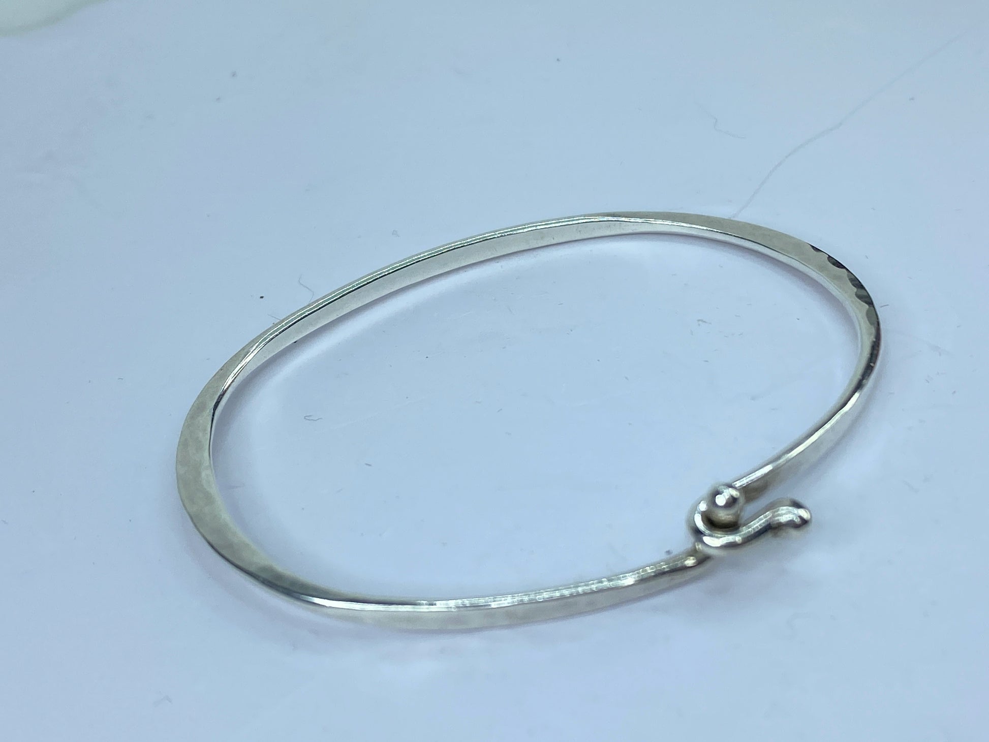 James Avery Sterling Silver hammered eye-hook ornate bangle 8.6g 7" JR660