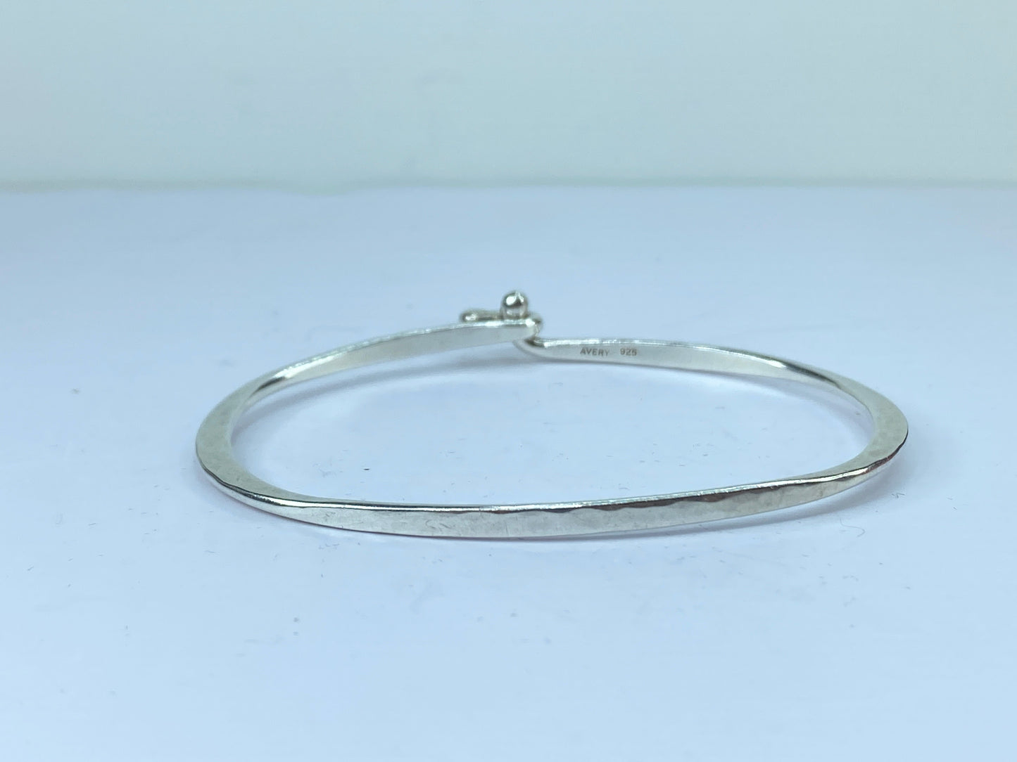 James Avery Sterling Silver hammered eye-hook ornate bangle 8.6g 7" JR660