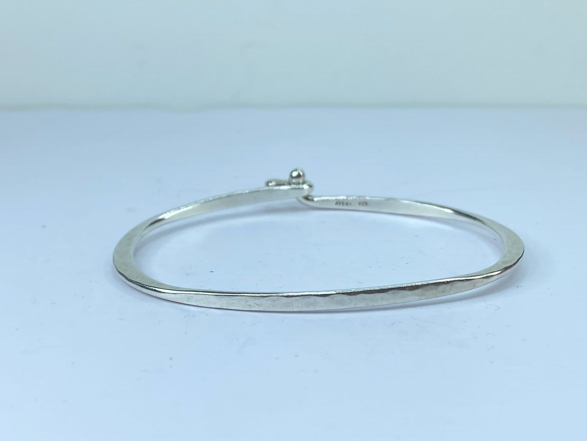 James Avery Sterling Silver hammered eye-hook ornate bangle 8.6g 7" JR660