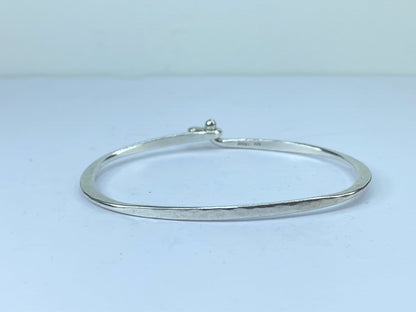James Avery Sterling Silver hammered eye-hook ornate bangle 8.6g 7" JR660