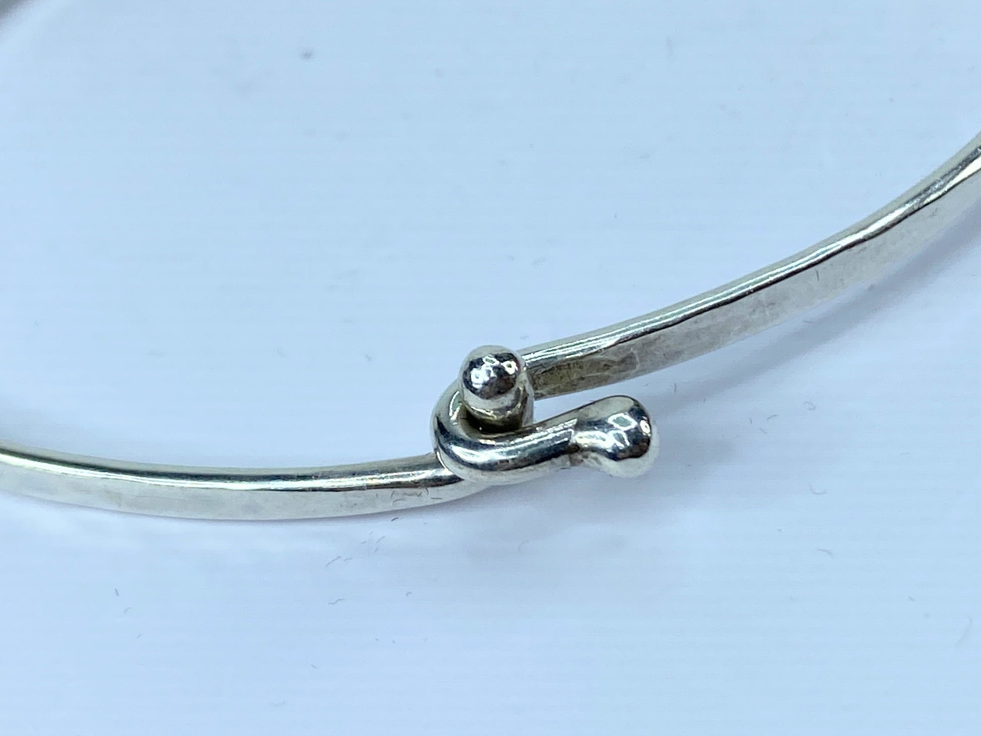 James Avery Sterling Silver hammered eye-hook ornate bangle 8.6g 7" JR660