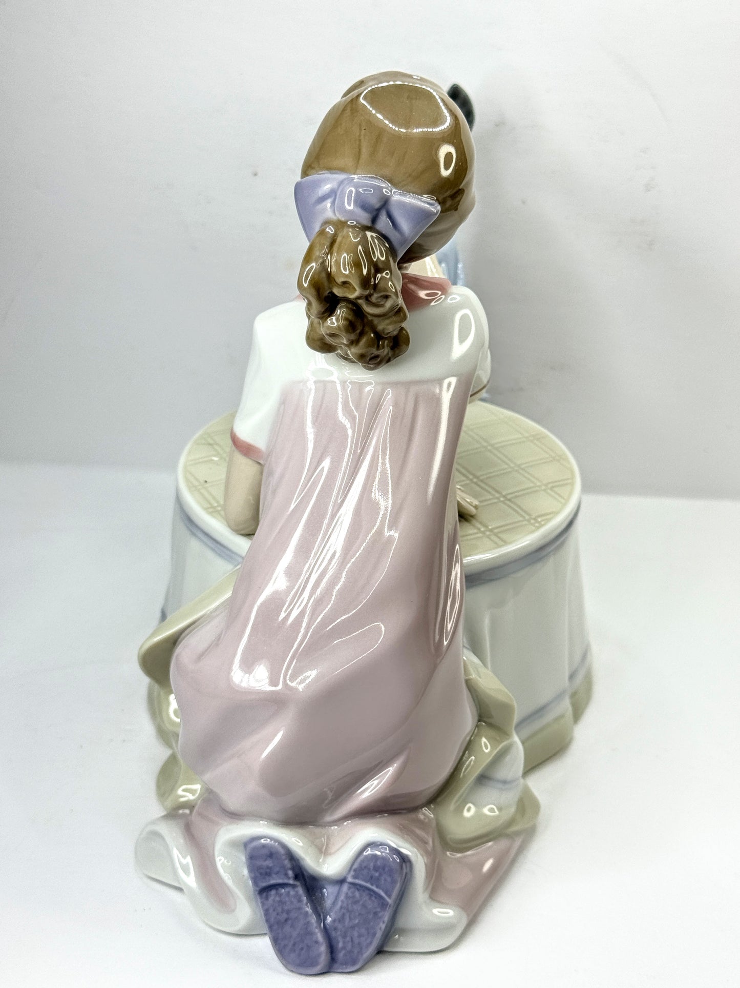 Lladró “Tea Time” Girl Feeding Dog Porcelain Figurine #01009197 Mint A1182