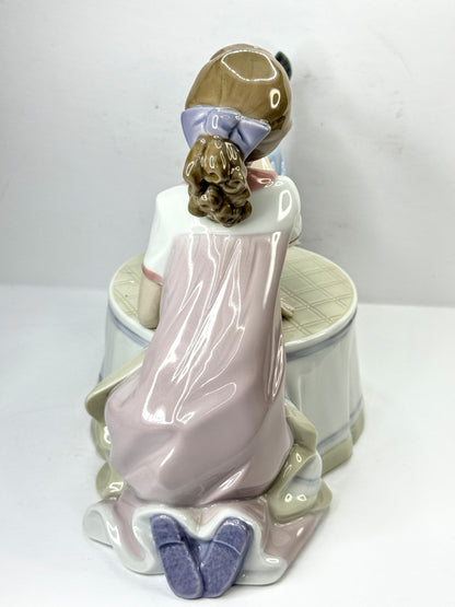 Lladró “Tea Time” Girl Feeding Dog Porcelain Figurine #01009197 Mint A1182