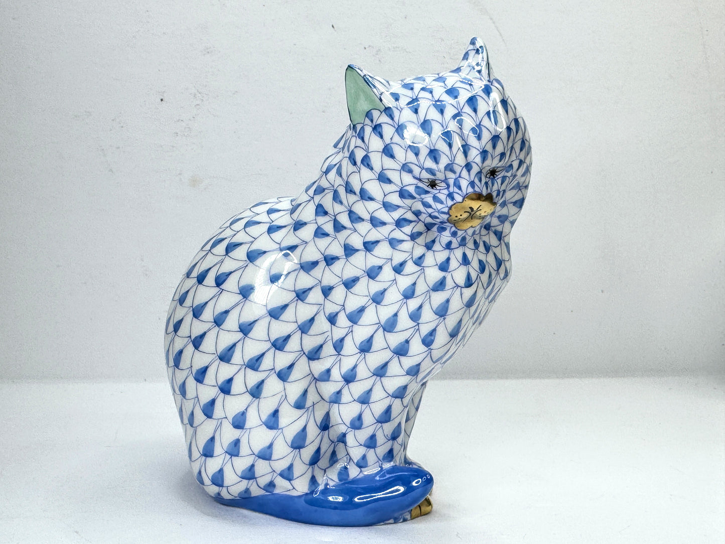 Vintage Herend Blue Fishnet Sitting Cat 24K Gold Hand Painted Hungary A1183