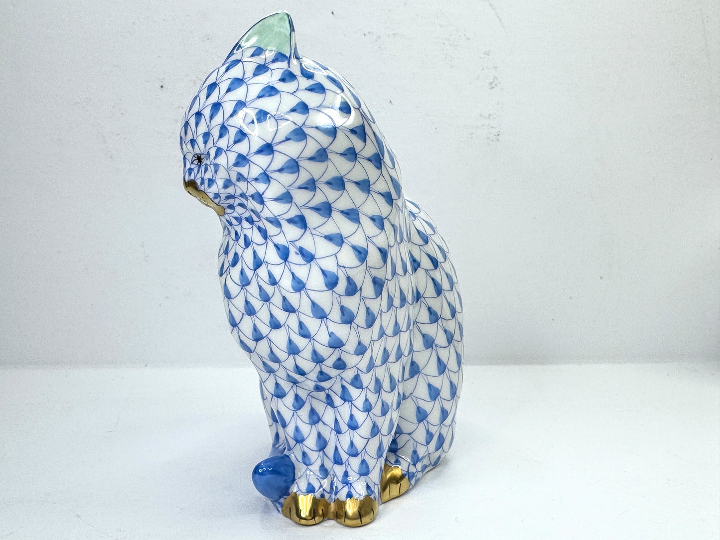 Vintage Herend Blue Fishnet Sitting Cat 24K Gold Hand Painted Hungary A1183