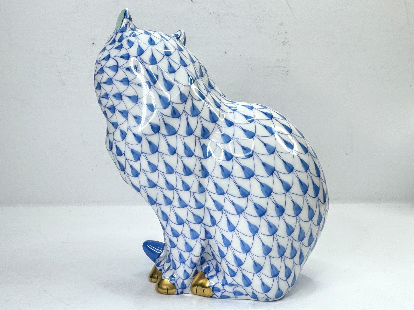Vintage Herend Blue Fishnet Sitting Cat 24K Gold Hand Painted Hungary A1183
