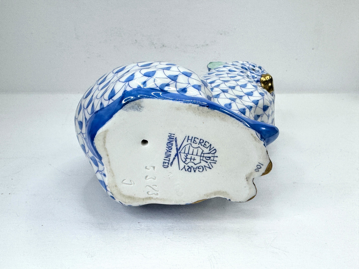 Vintage Herend Blue Fishnet Sitting Cat 24K Gold Hand Painted Hungary A1183
