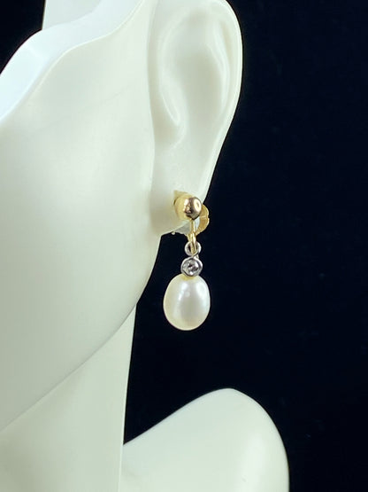 Cultured Pearl Diamond Yellow Gold screw on earrings JR8999