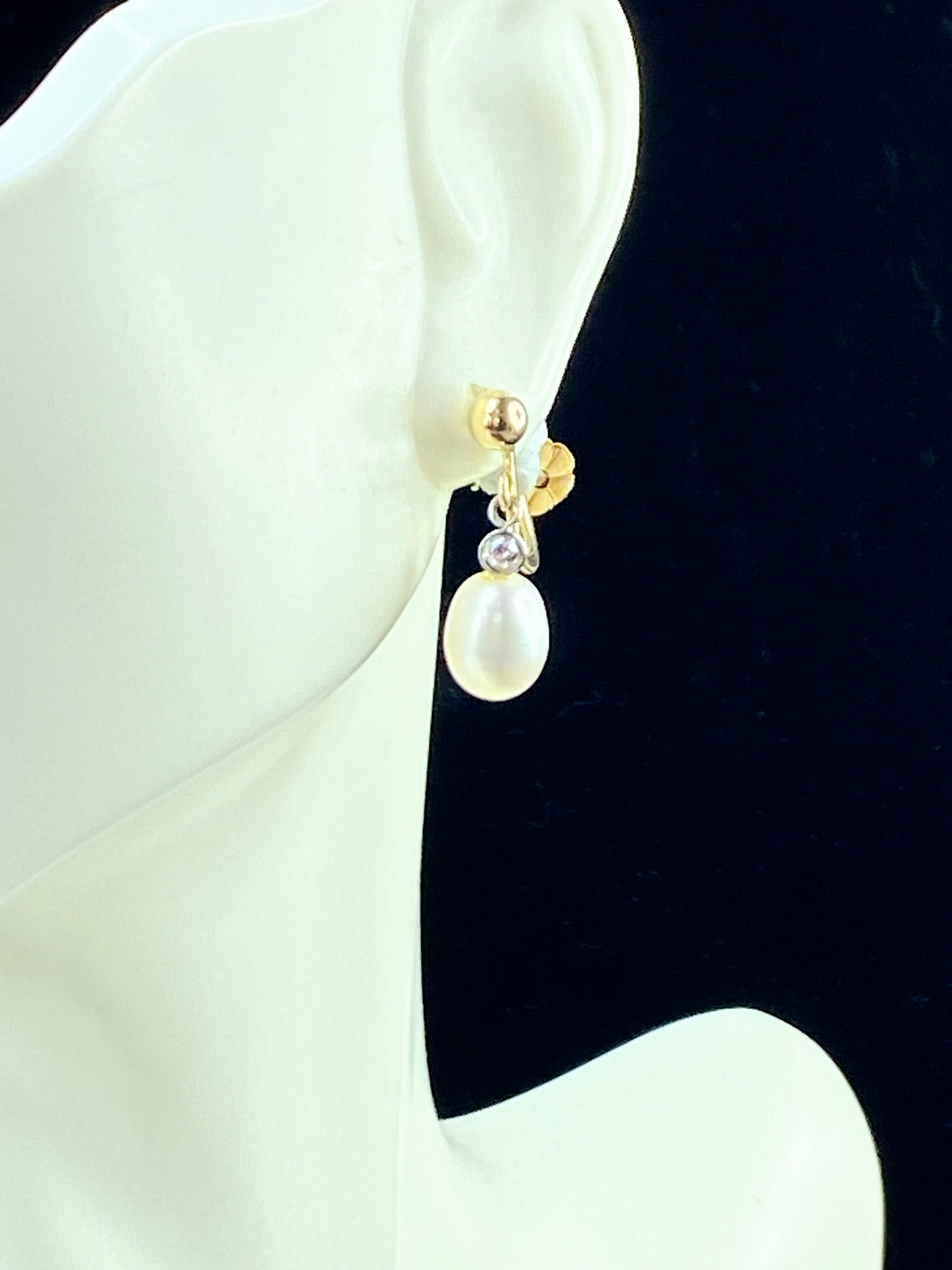 Cultured Pearl Diamond Yellow Gold screw on earrings JR8999