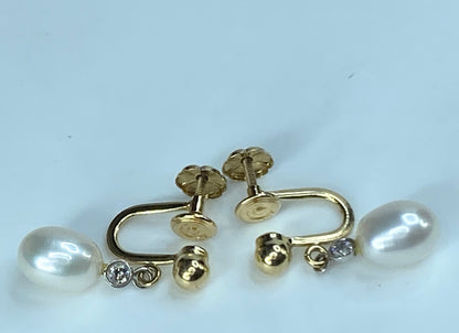 Cultured Pearl Diamond Yellow Gold screw on earrings JR8999