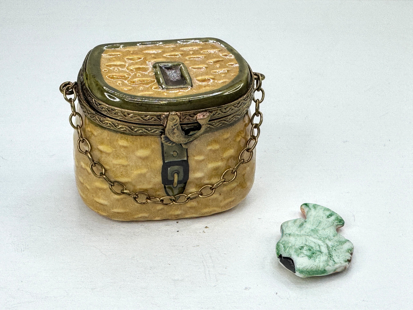 Vintage Limoges France Peint Main Fishing Creel Trinket Box Hidden Fish A1189