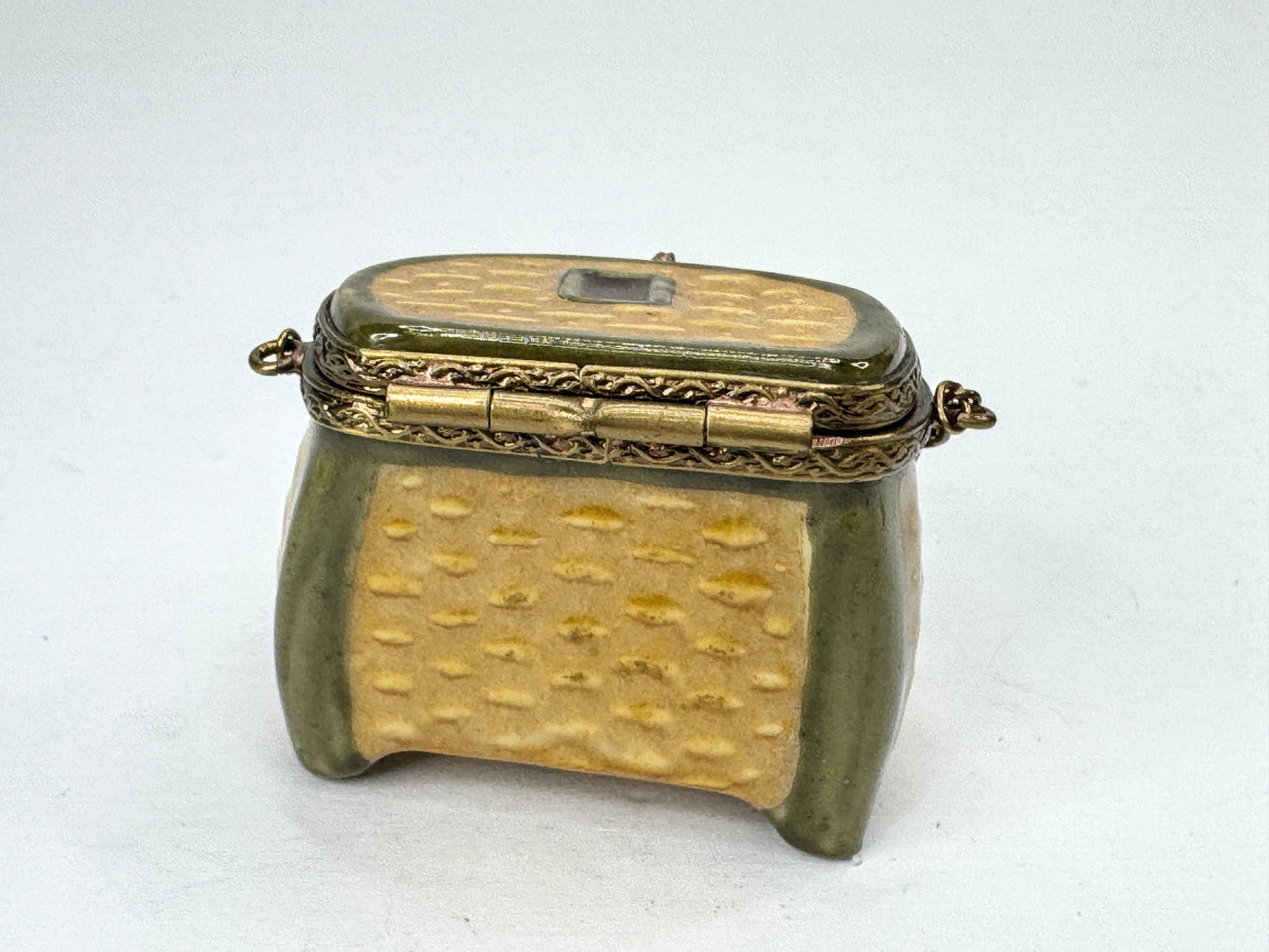 Vintage Limoges France Peint Main Fishing Creel Trinket Box Hidden Fish A1189