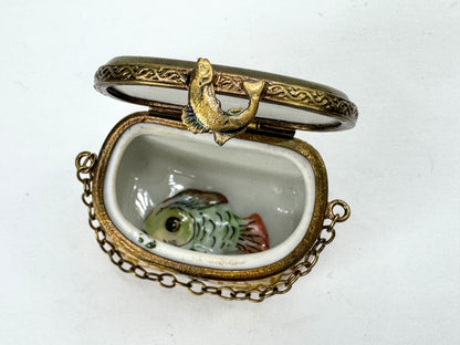 Vintage Limoges France Peint Main Fishing Creel Trinket Box Hidden Fish A1189