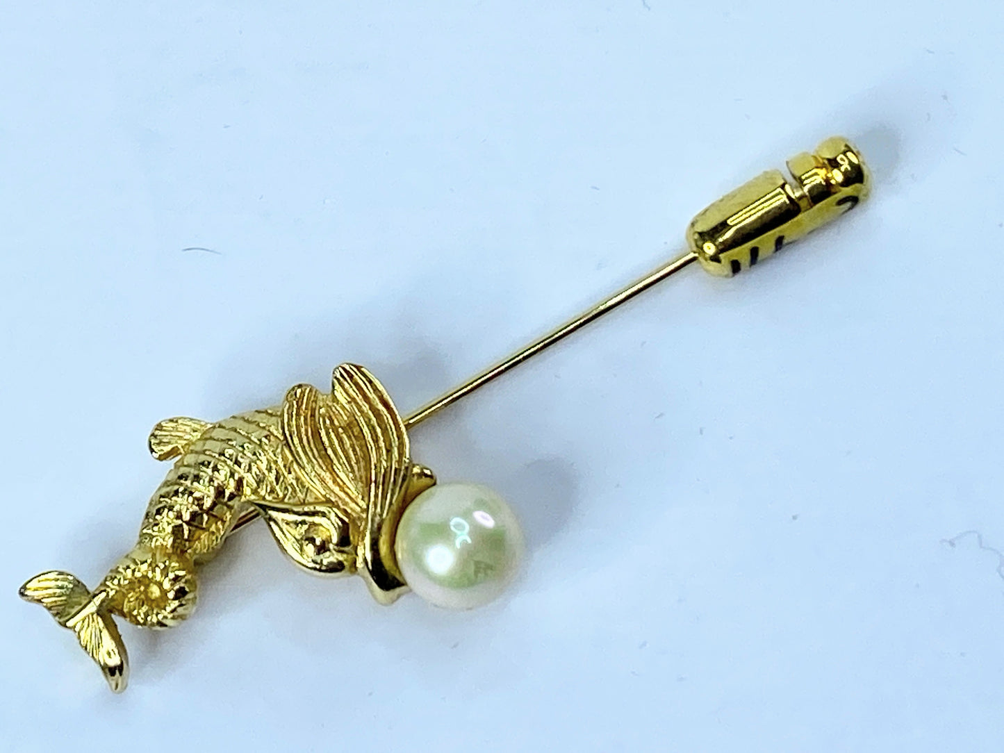 Rare Christian Dior Jumping Koi 7.5mm Faux Pearl Gold tone stick pin c1990 GS490