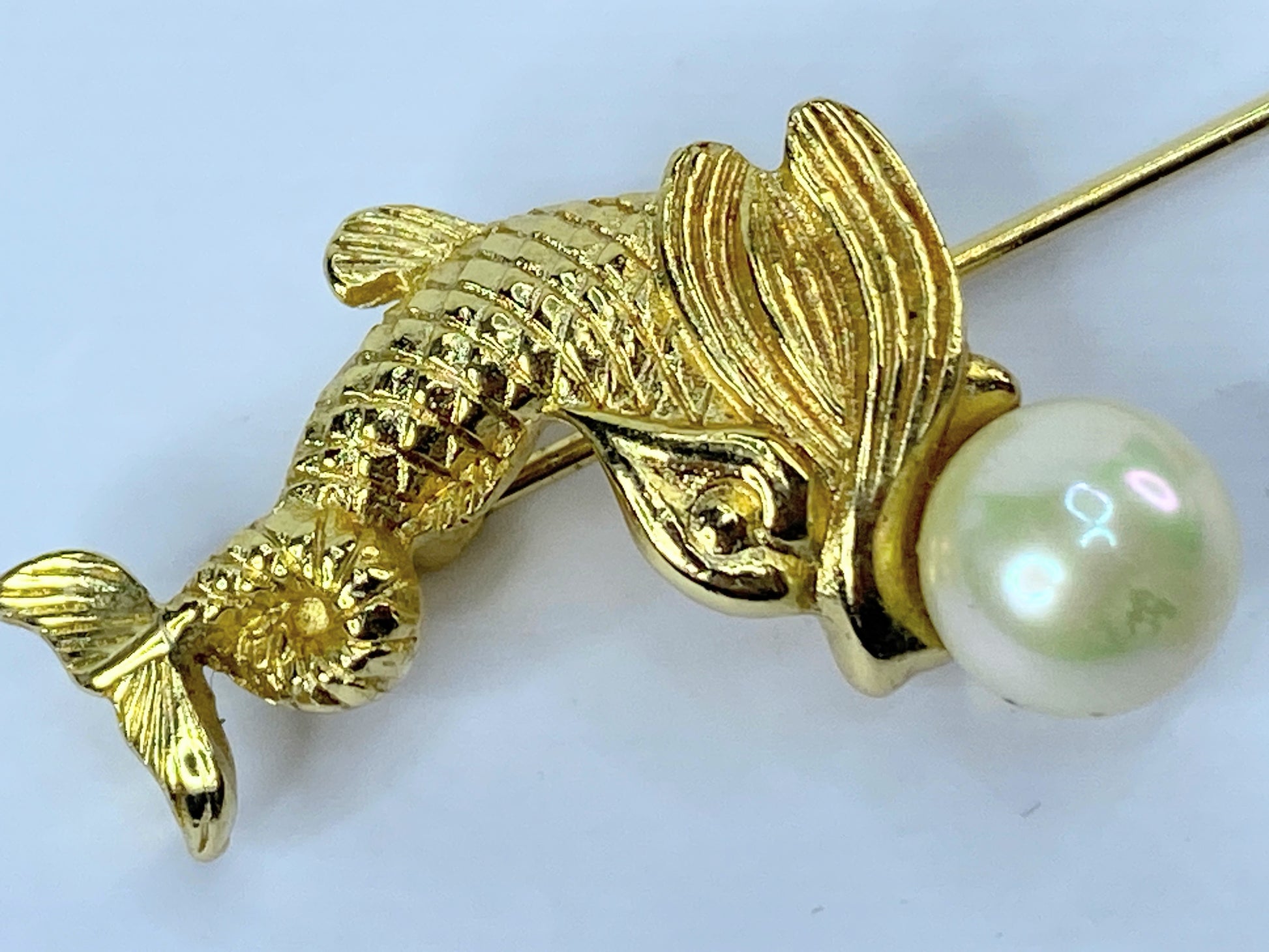 Rare Christian Dior Jumping Koi 7.5mm Faux Pearl Gold tone stick pin c1990 GS490