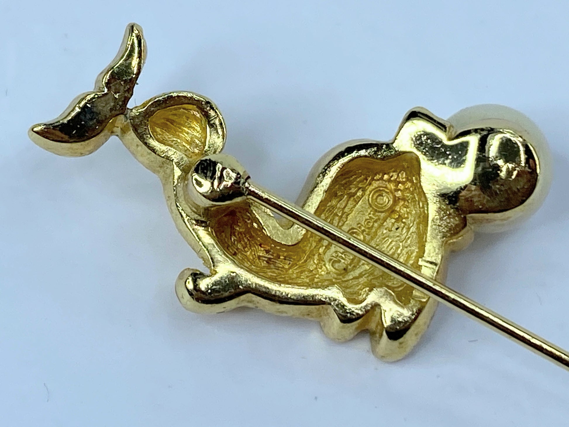 Rare Christian Dior Jumping Koi 7.5mm Faux Pearl Gold tone stick pin c1990 GS490