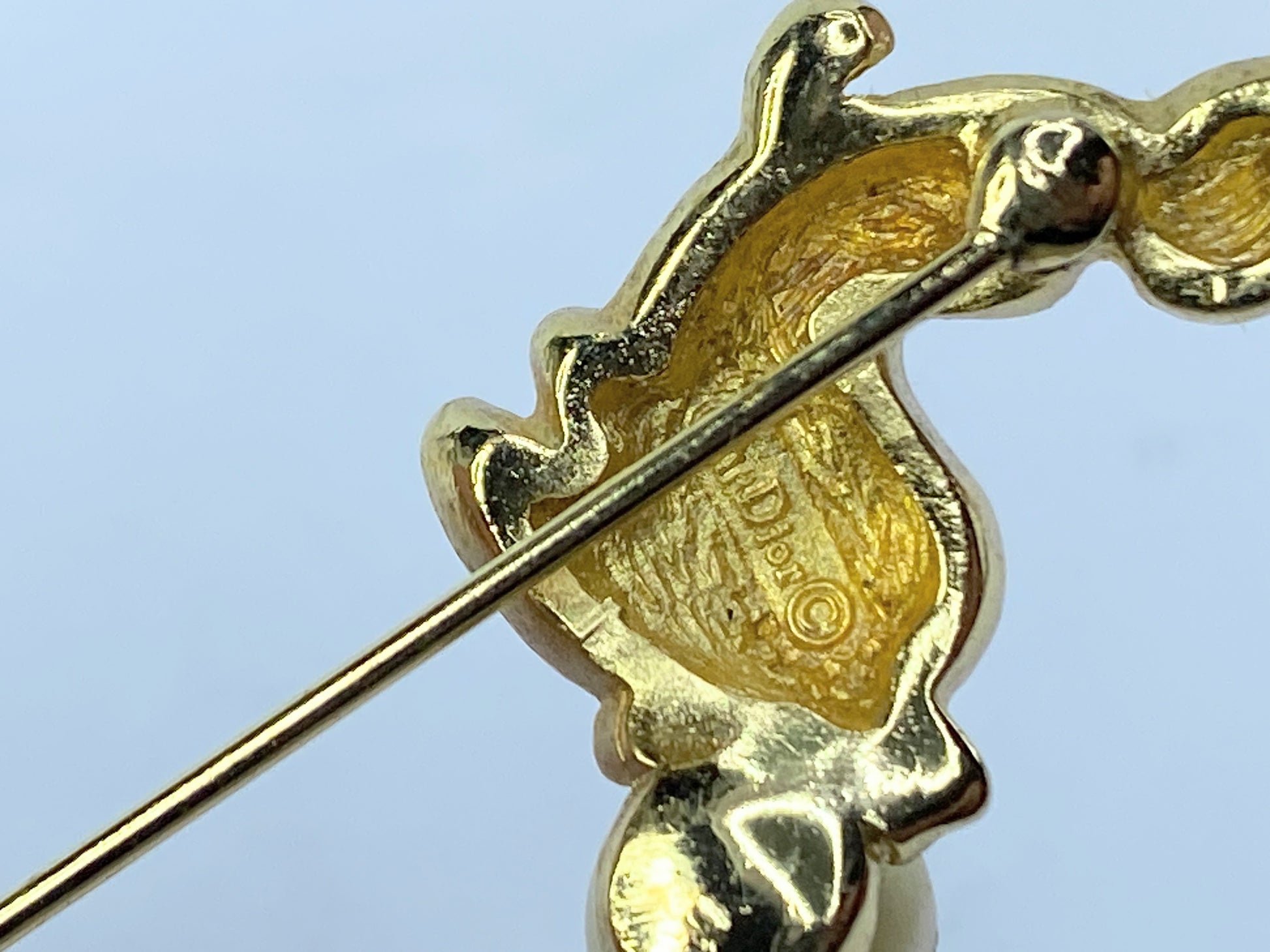 Rare Christian Dior Jumping Koi 7.5mm Faux Pearl Gold tone stick pin c1990 GS490