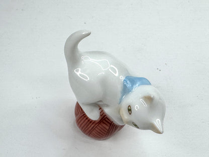 Vintage Herend White Cat on Ball Hand Painted Porcelain Figurine A1191