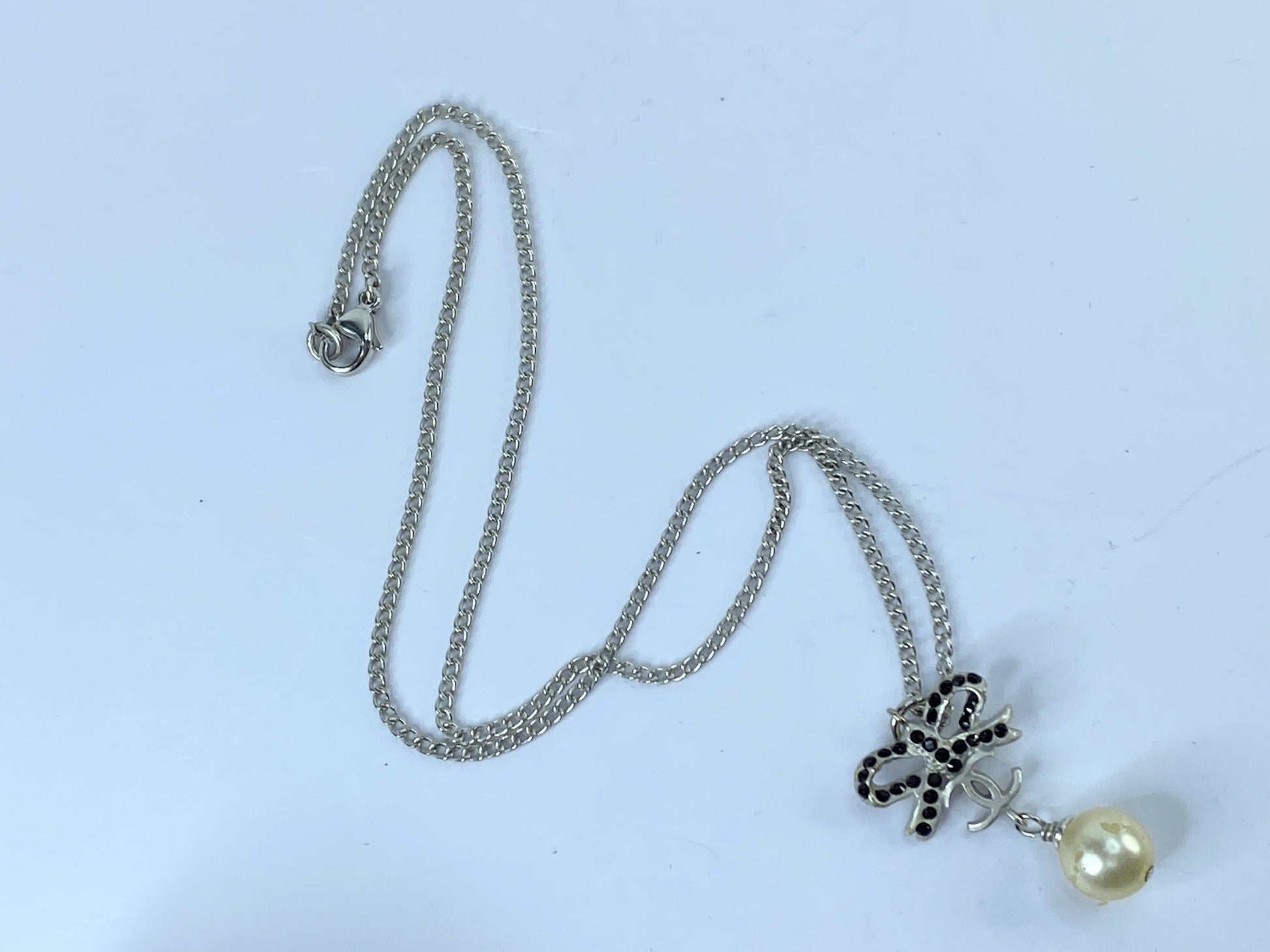 Chanel Ribbon Motif CC Logo Faux Pearl Black Rhinestone necklace with box O5P GS491